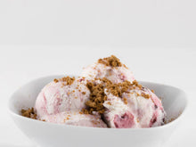 Carrega una imatge al visualitzador de Galeria, Gelat de Pastís de Formatge i Maduixes - La Gelateria a casa